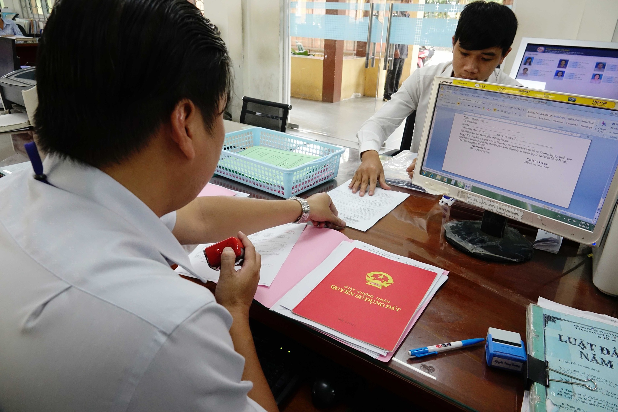 Ký cấp sổ hồng cho người dân trong vòng 24 giờ
